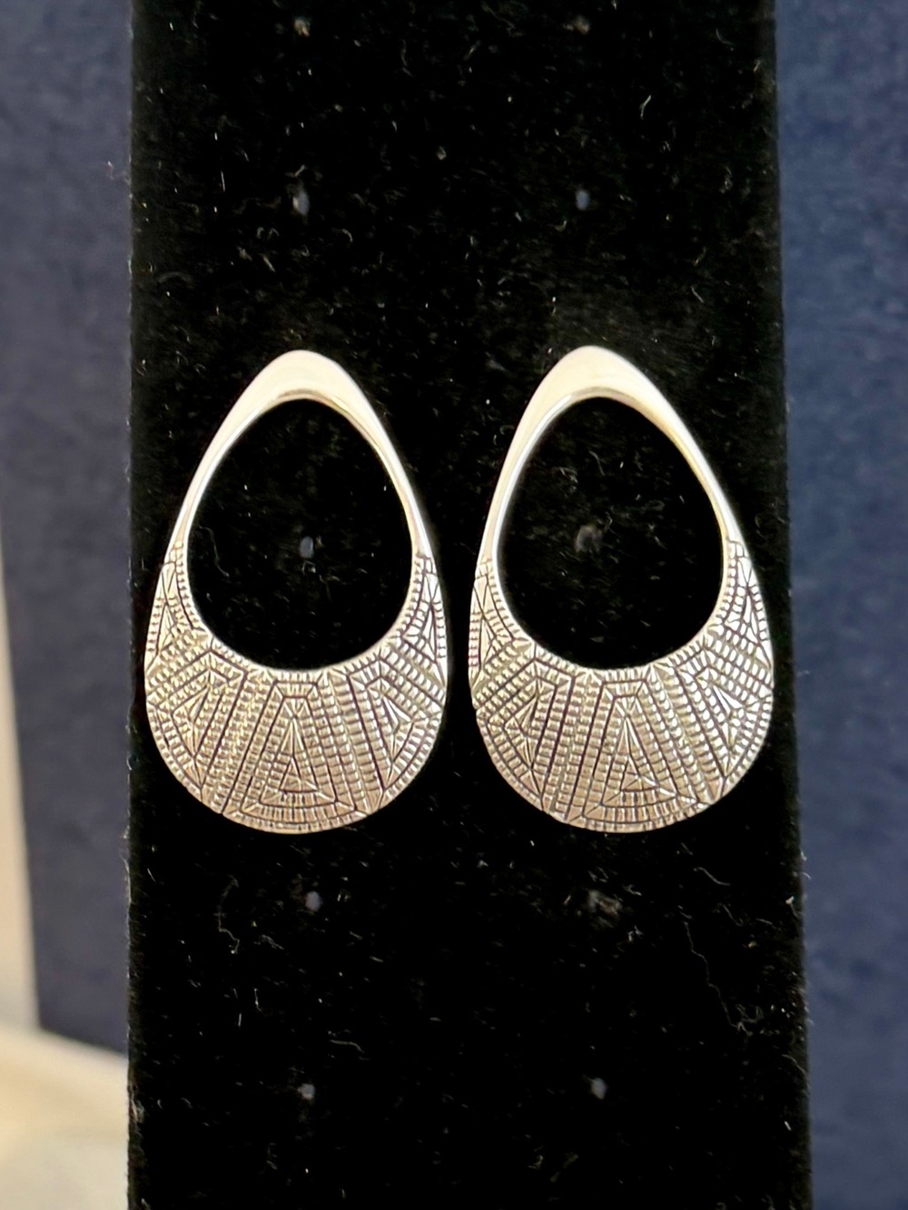 ELGIN TOM Navajo Sterling Silver Etched Carved Geometric Teardrop Stud Earrings - Picture 4 of 13